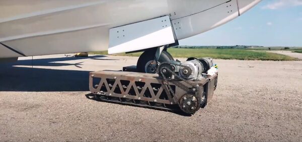 Буксировщик самолета гусеничный с дистанционным управлением_3