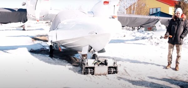 Буксировщик самолета гусеничный с дистанционным управлением_7