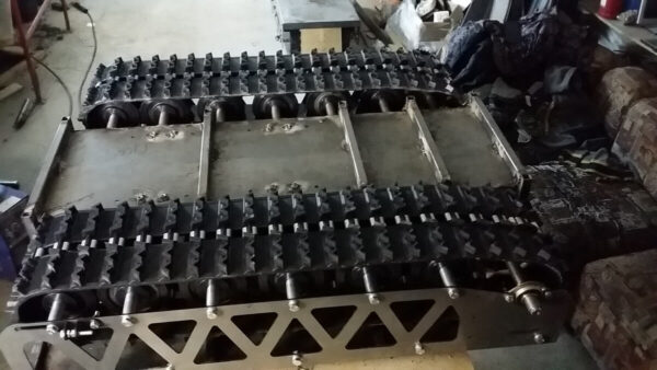 Гусеничный буксировщик самолета_1