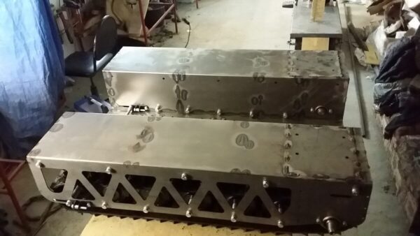 Гусеничный буксировщик самолета_3