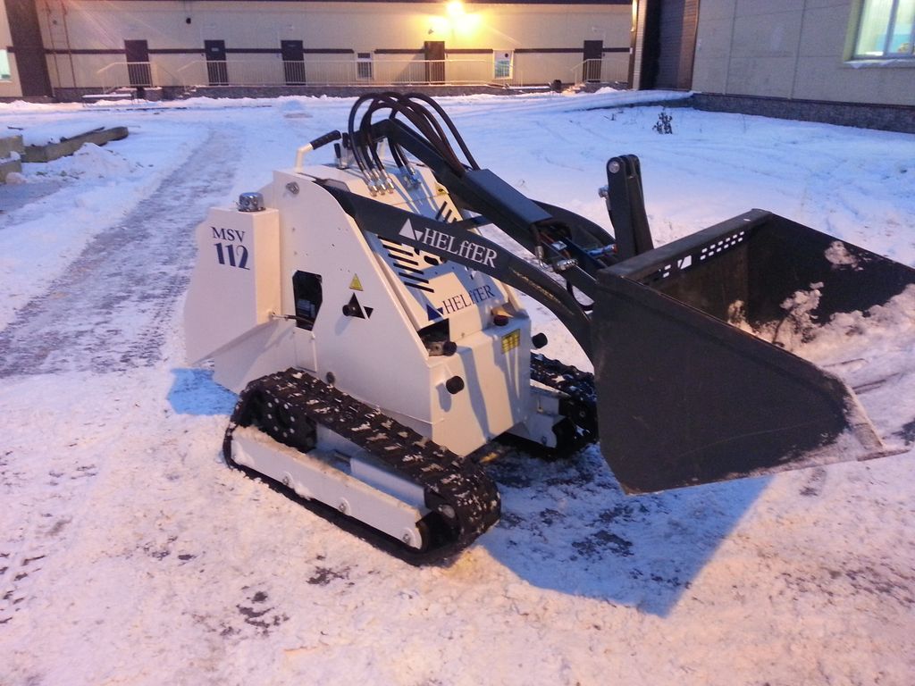 Компактная техника для уборки снега - трактор Скаут T-12 с фронтальным отвалом